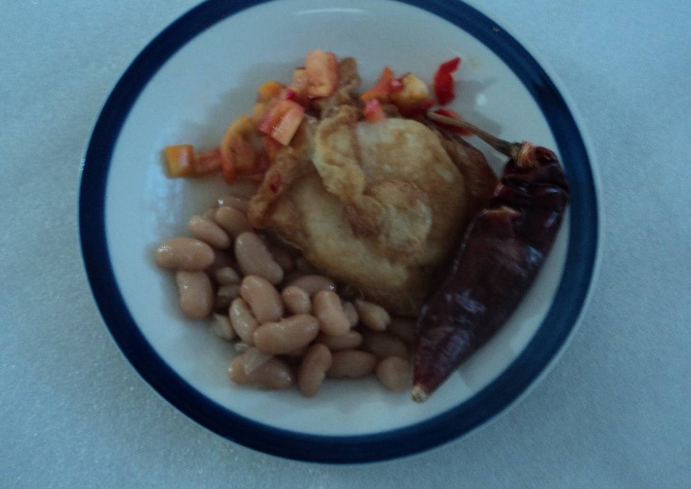 Tortas de brócoli, chile guero y epazote, con chile pasilla dorado, salsa de jitomate y frijoles