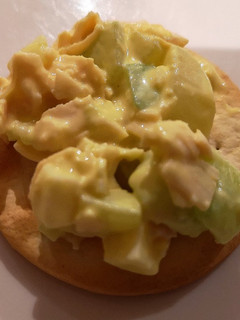 Una foto de Relleno de pepino, jamón, queso, mayonesa y mostaza