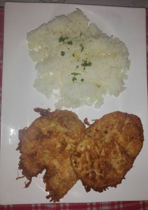 Una foto de Milanesas de pollo y arroz frito