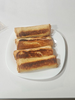 Una foto de Rollitos de salchicha, jamón york y queso