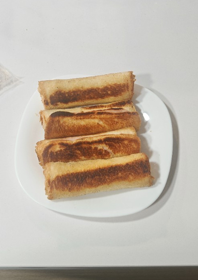 Una foto de Rollitos de salchicha, jamón york y queso