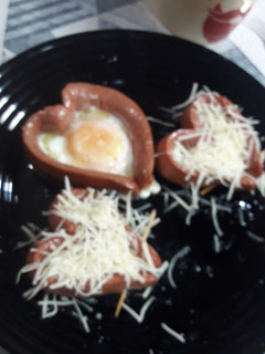 Una foto de Corazones de Frankfurt, huevo y queso rallado