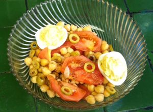 Una foto de Ensalada de garbanzos con jitomate