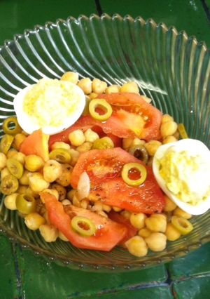 Una foto de Ensalada de garbanzos con jitomate