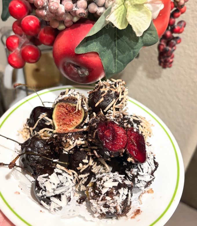 Hình của món Cherry và Fig nhúng Chocolate.