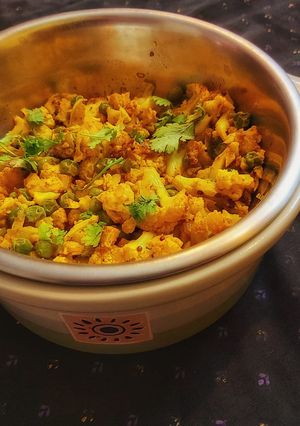 फूल गोभी मटर की सब्जी रेसिपी मुख्य फोटो