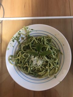 Una foto de Espaguetis con espinacas y mozzarella 😍