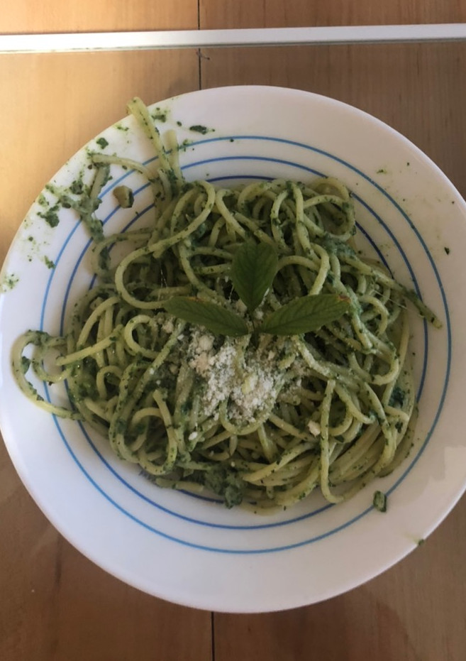 Una foto de Espaguetis con espinacas y mozzarella 😍