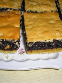 Mákos pite piskótatetővel recept fotója