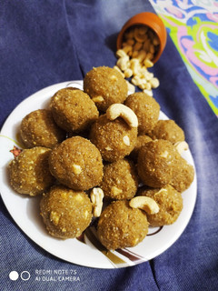 खोया और तिल के लड्डू (khoya aur til ke ladoo recipe in Hindi) रेसिपी मुख्य फोटो