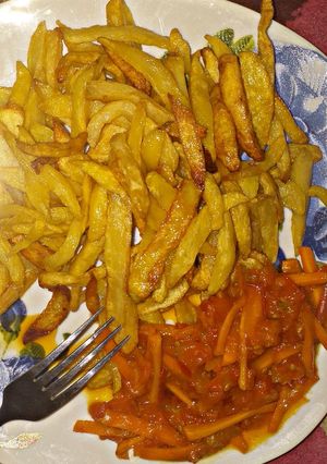 A picture of Chips and carrots sauce.