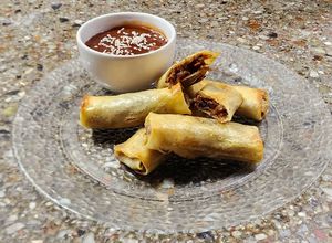 Una foto de Harumaki - Spring rolls - Arrolladitos primavera de bondiola de cerdo. Con salsa agridulce casera