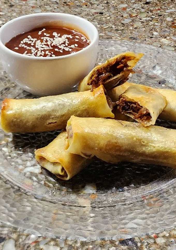 Una foto de Harumaki - Spring rolls - Arrolladitos primavera de bondiola de cerdo. Con salsa agridulce casera