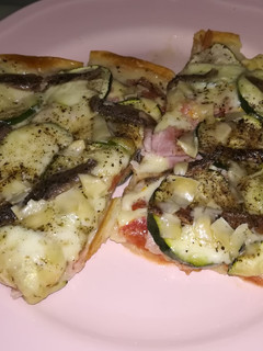 Una foto de Pizza con anchoas, 3 quesos, York, y calabacín