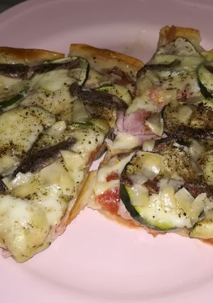 Foto principal de Pizza con anchoas, 3 quesos, York, y calabacín