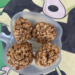 A picture of Vegan oatmeal cookies.