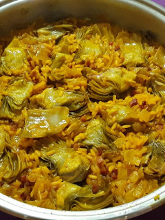 Una foto de Arroz con alcachofas y jamón