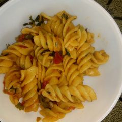 A picture of Spicy Garlic and tomato pasta.