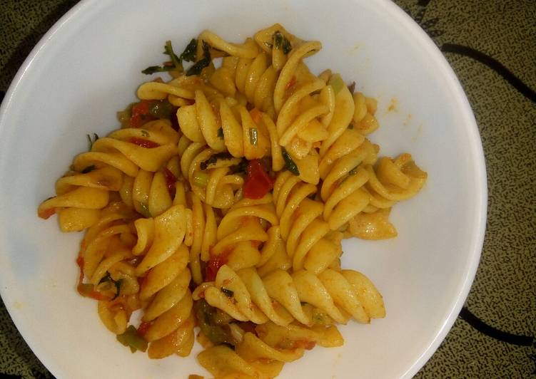 Recipe of Quick Spicy Garlic and tomato pasta