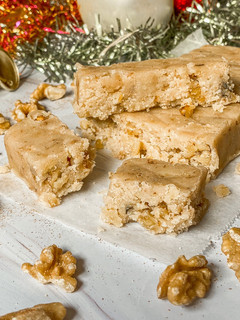 Una foto de Turrón de nata y nueces saludable