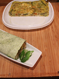 Una foto de Tortitas de espinacas con tortilla de menestra y espárragos