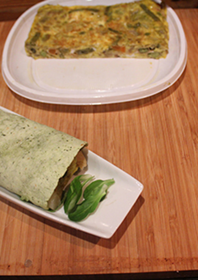 Una foto de Tortitas de espinacas con tortilla de menestra y espárragos