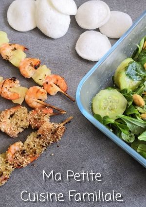 Une photo de Brochettes de crevettes et ananas au graines de sésame