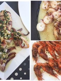 Una foto de Calamar 🦑 pulpo 🐙 y gambas rojas a la barbacoa