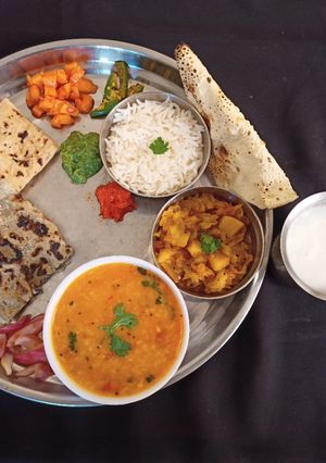 ગુજરાતી થાળી (Gujarati Thali Recipe In Gujarati) રેસીપી મુખ્ય ફોટો