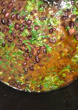 Una foto de Caraotas o frijoles negras con pata de res o de cochino