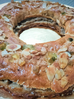 Una foto de Roscón de Reyes relleno de crema capuccina