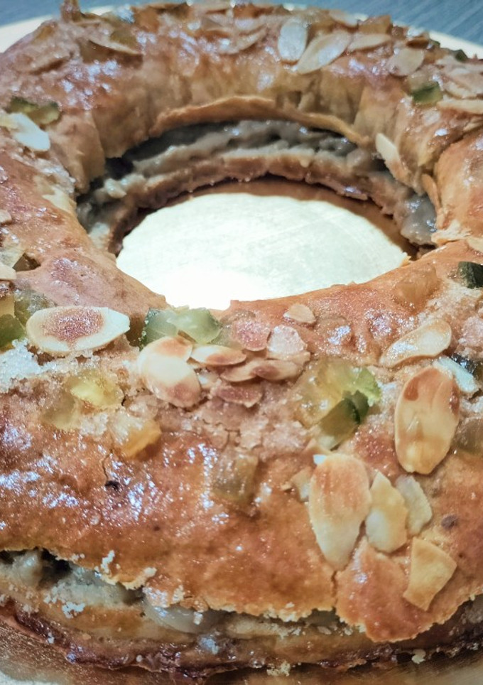 Una foto de Roscón de Reyes relleno de crema capuccina