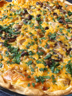 Una foto de Tarta salada de setas variadas con Cheddar