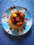 Purpetti chi patati su piatto di pane (Polpette con patate su piatto di pane)
