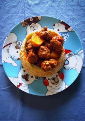 Foto di Purpetti chi patati su piatto di pane (Polpette con patate su piatto di pane)