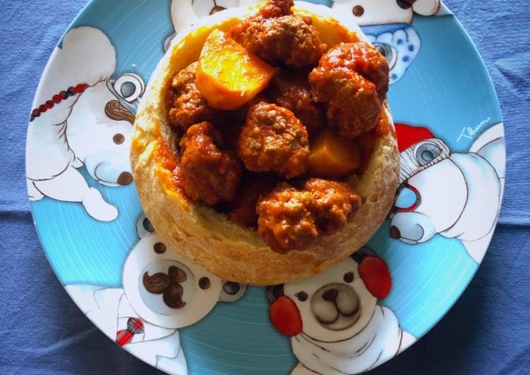 Purpetti chi patati su piatto di pane (Polpette con patate su piatto di pane)