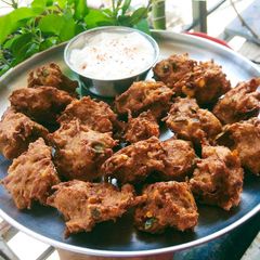 A picture of Aloo Laccha Pakore.