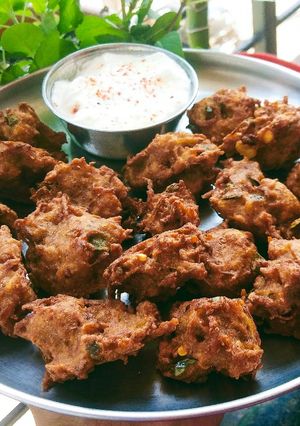 A picture of Aloo Laccha Pakore.