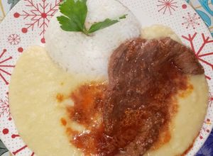 Una foto de Puré de papa con bisteck a la olla