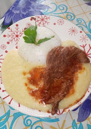 Una foto de Puré de papa con bisteck a la olla