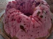 Una foto de helado de frambuesa