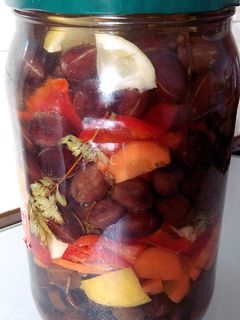 Una foto de Aceitunas, pimiento, limón, ajo