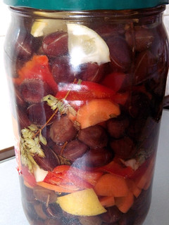 Una foto de Aceitunas, pimiento, limón, ajo