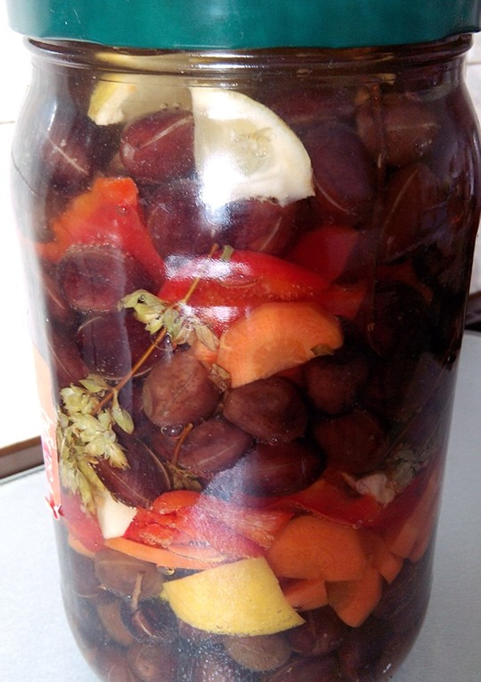 Una foto de Aceitunas, pimiento, limón, ajo