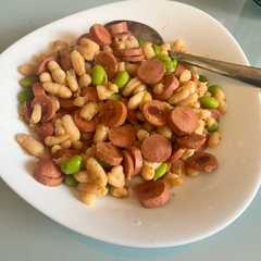 Una foto de Alubias Blancas, salchichas y edamame