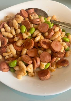 Una foto de Alubias Blancas, salchichas y edamame