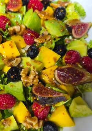 Foto principal de Ensalada Gourmet con Mango y Frutas