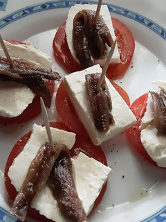 Una foto de Aperitivo de tomate y queso