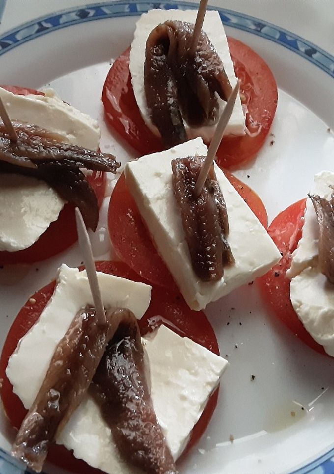 Una foto de Aperitivo de tomate y queso