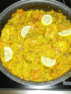 Una foto de Arroz con pollo y verduritas